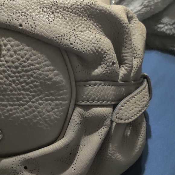 Louis Vuitton Mahina Perforated hobo - Picture 6 of 16